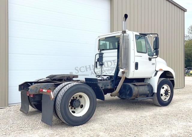 Image of International 4400 equipment image 4