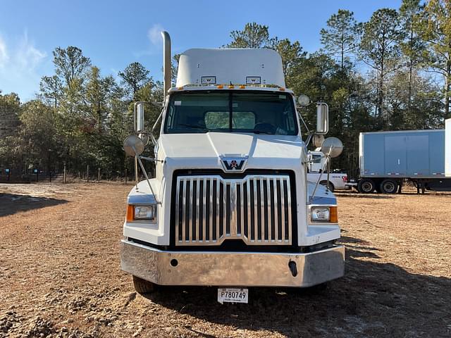 Image of Western Star W4700SB equipment image 1