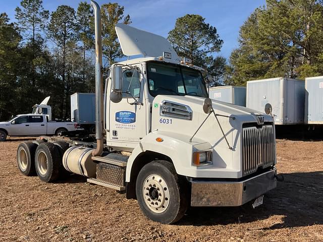 Image of Western Star W4700SB equipment image 2