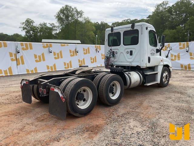 Image of Freightliner Cascadia equipment image 4