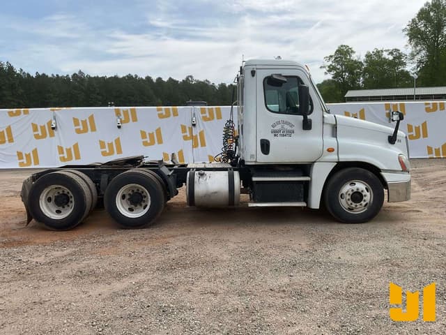 Image of Freightliner Cascadia equipment image 3