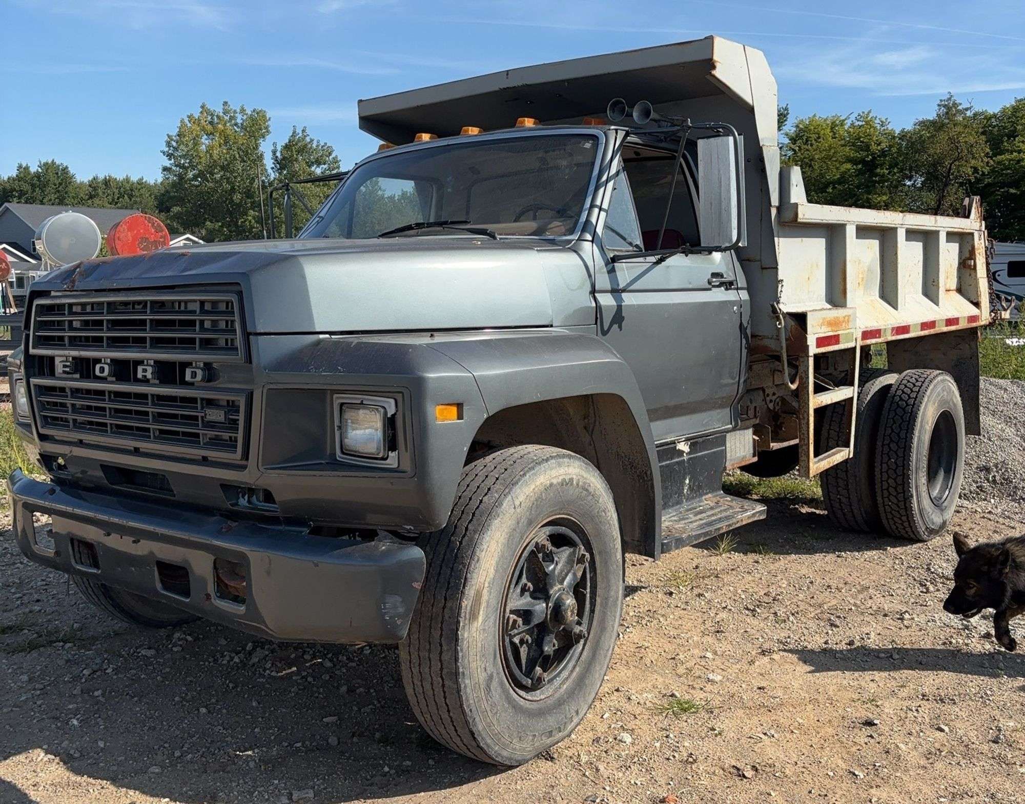1982 Ford F-800 Equipment Image0