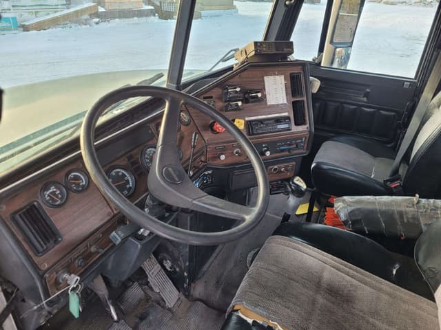 Image of Freightliner FLD112 equipment image 3