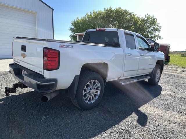 Image of Chevrolet 2500HD equipment image 4
