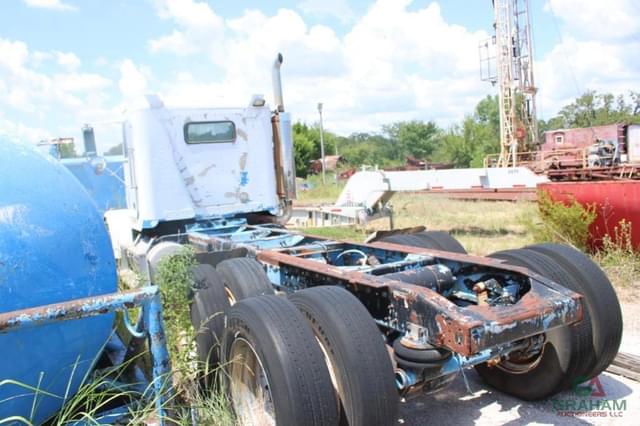 Image of Freightliner FL-60 equipment image 4
