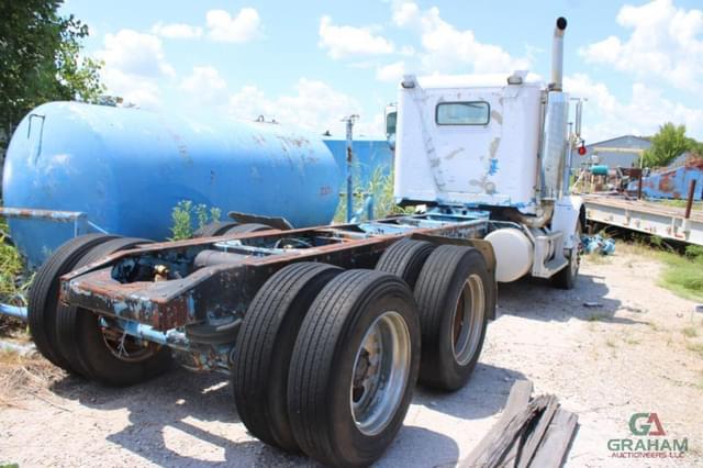 Image of Freightliner FL-60 equipment image 3
