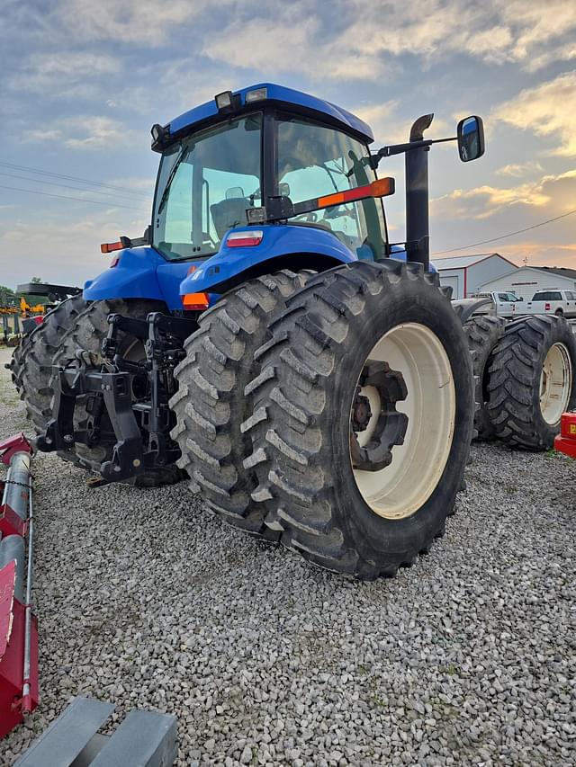 Image of New Holland T8040 equipment image 4
