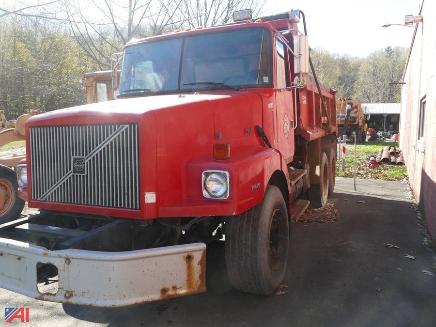 1996 Volvo WG Equipment Image0