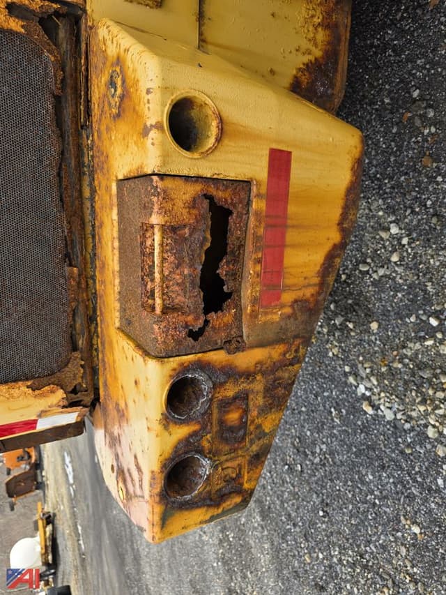 Image of John Deere 624J equipment image 4