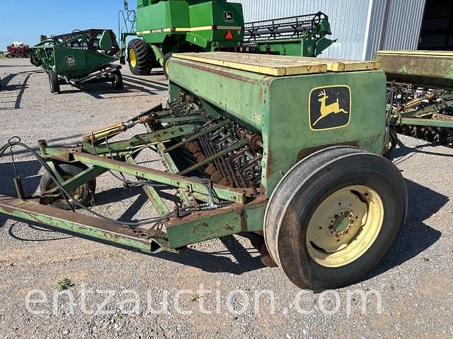 Image of John Deere 8300 equipment image 1