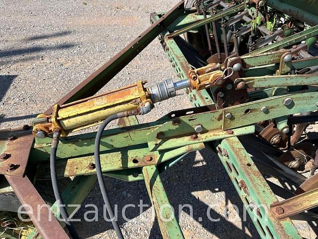 Image of John Deere 8300 equipment image 3