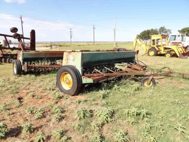 Image of John Deere 8000 equipment image 1