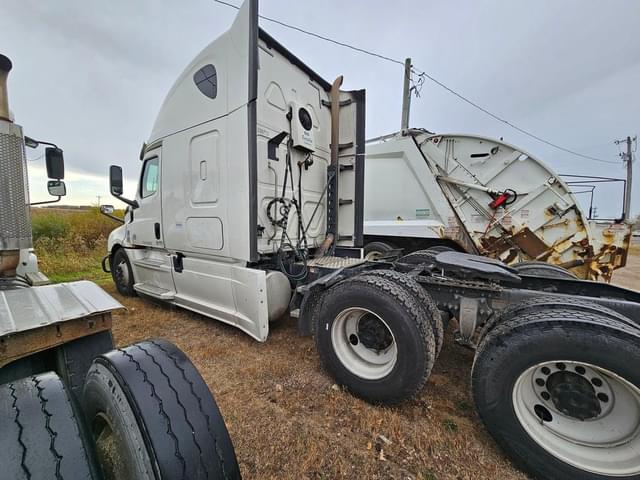 Image of Freightliner Cascadia equipment image 2
