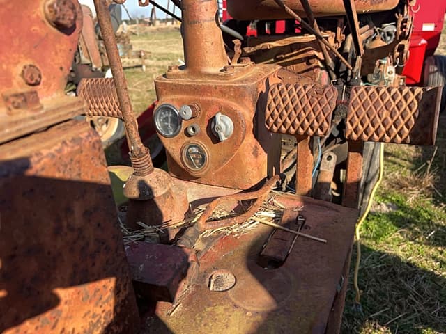 Image of Farmall 200 equipment image 4