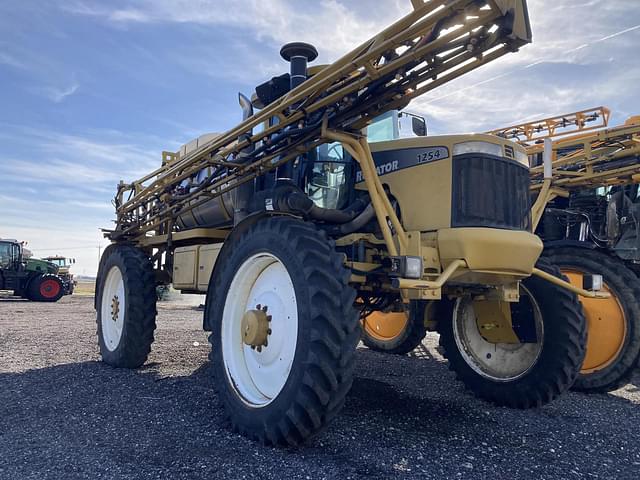 Image of Ag-Chem RoGator 1254 equipment image 2