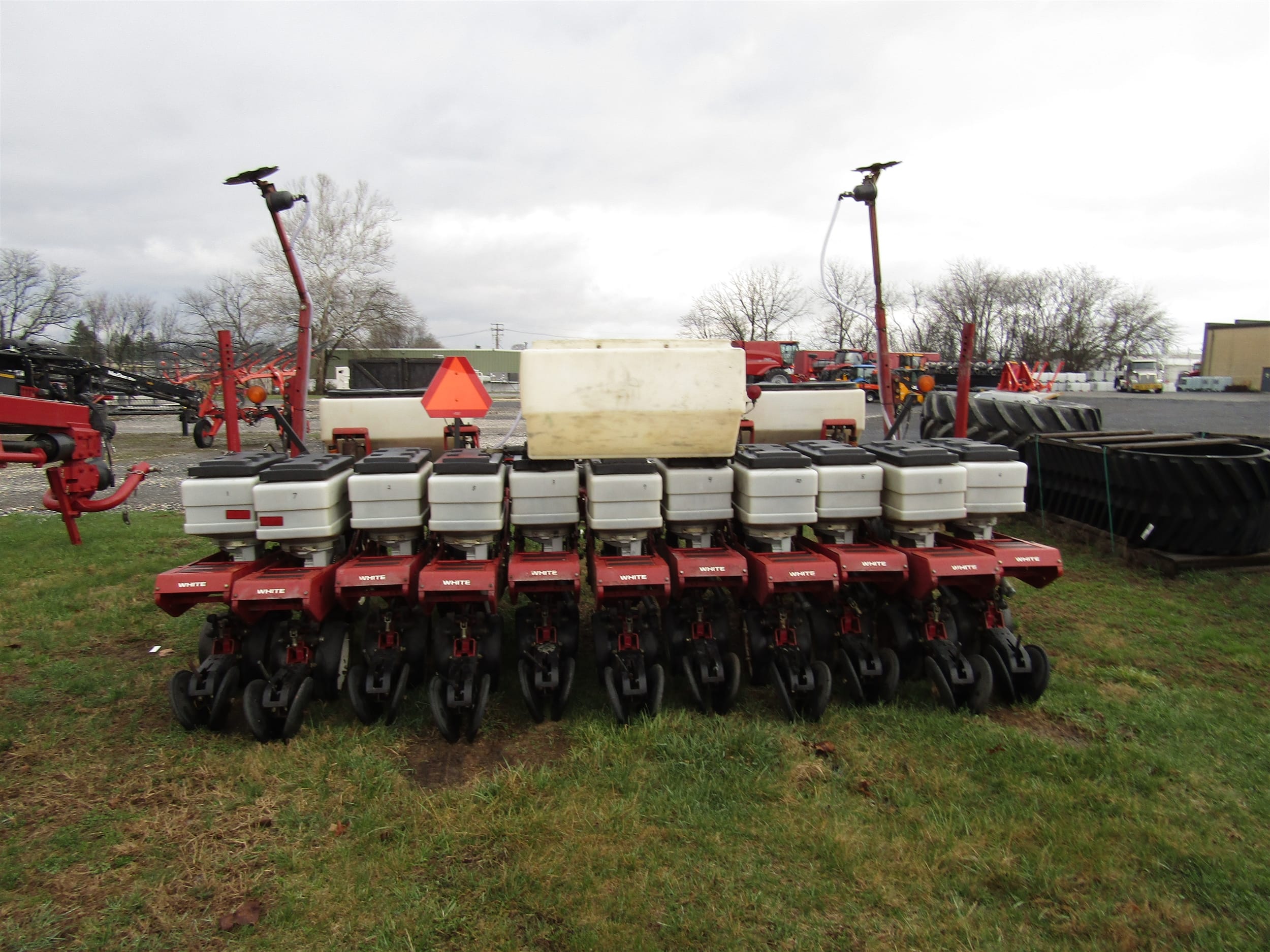 2000 White 6606 Equipment Image0