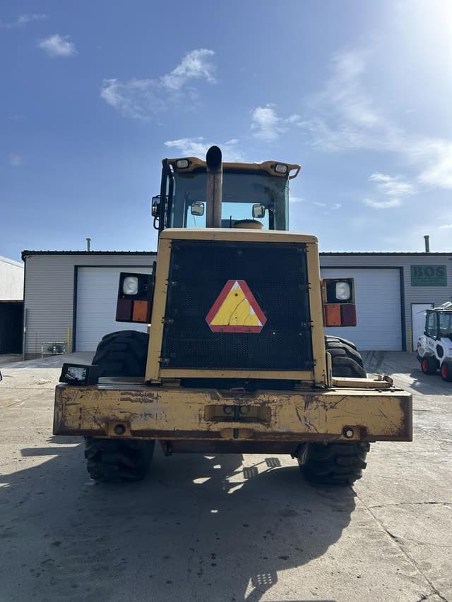 Image of Caterpillar 938G equipment image 3