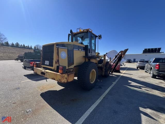 Image of Caterpillar 938G equipment image 2