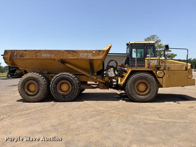 Image of Caterpillar D250EII equipment image 3