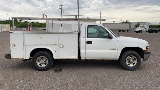 Image of Chevrolet 2500 equipment image 3