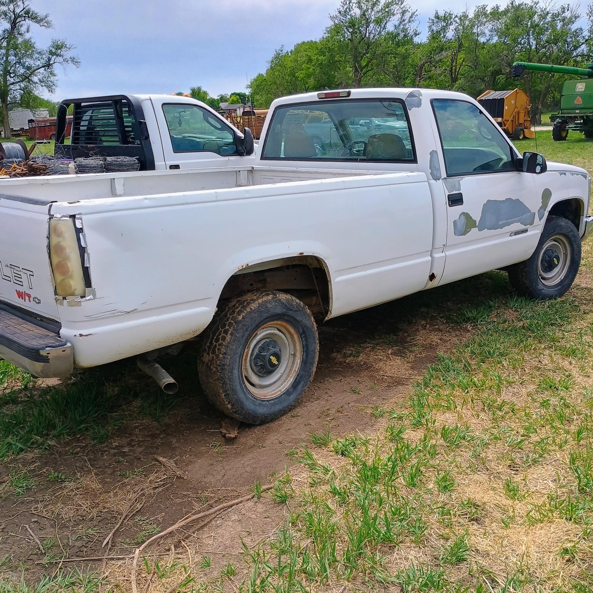2000 Chevrolet 3500 Equipment Image0