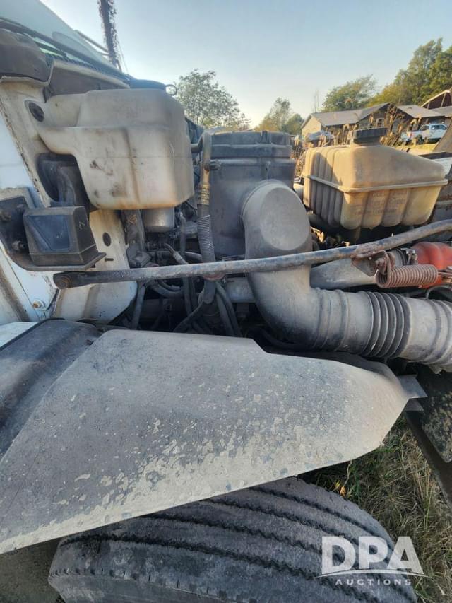 Image of Chevrolet 7500 equipment image 4