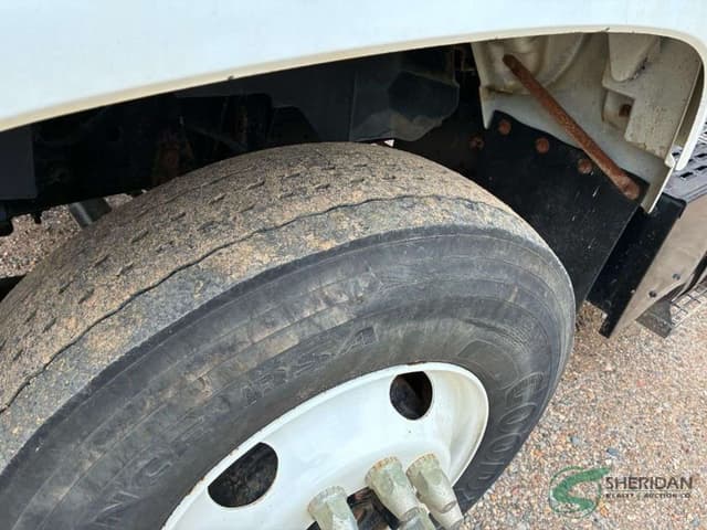 Image of Chevrolet C7500 equipment image 3