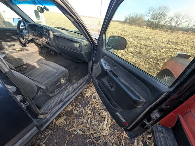 Image of Chevrolet 2500 equipment image 3