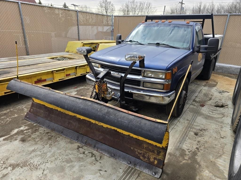 2000 Chevrolet 3500 Equipment Image0