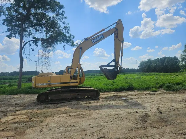 Image of John Deere 230LC equipment image 4
