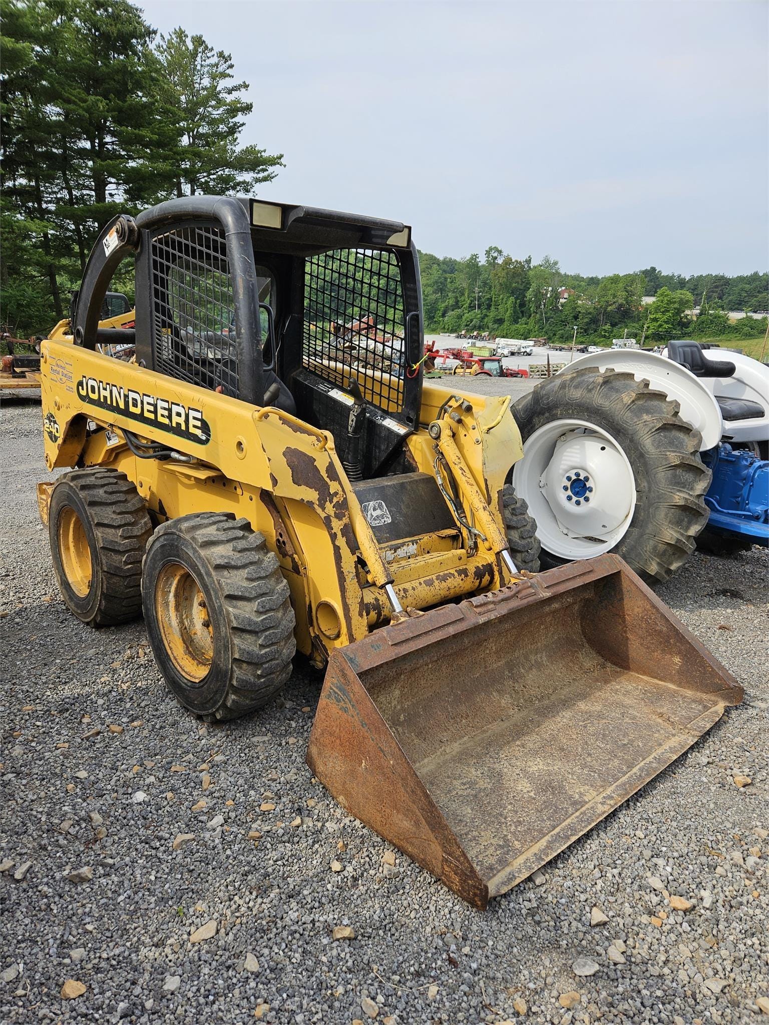 2000 John Deere 240 Equipment Image0