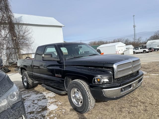 Image of Dodge Ram 2500 equipment image 2