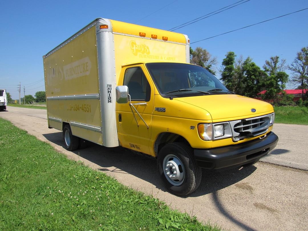Image of Ford E-350 Primary image