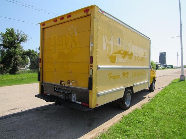 Image of Ford E-350 equipment image 3