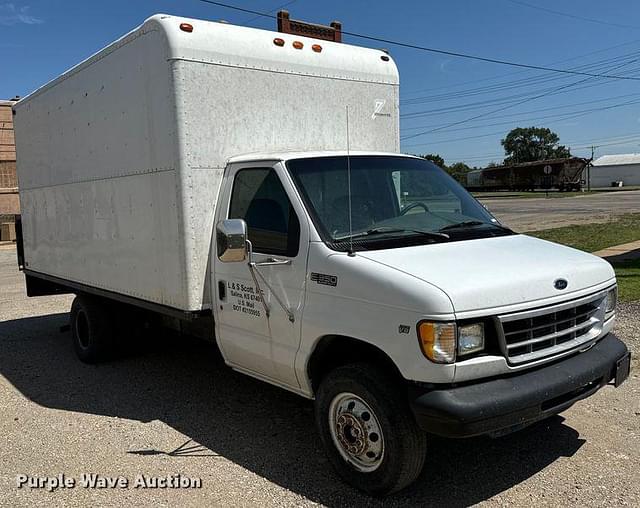 Image of Ford E-350 equipment image 2