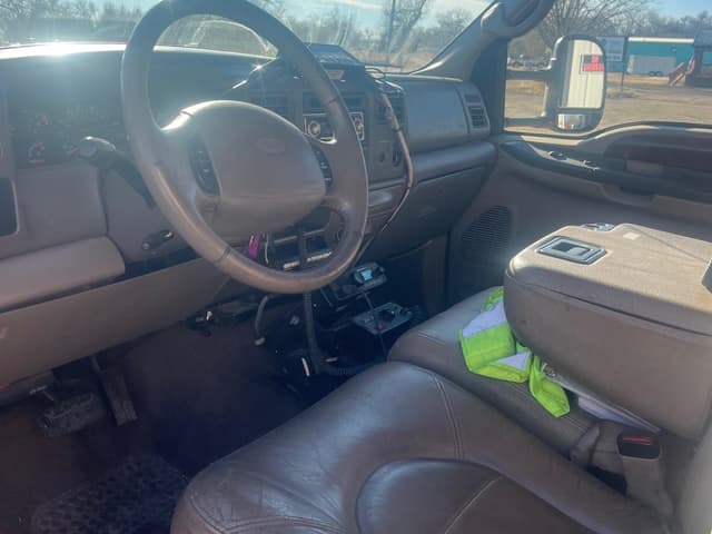 Image of Ford F-350 equipment image 3