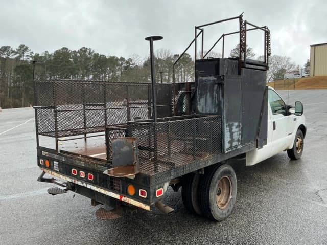 Image of Ford F-350 equipment image 4