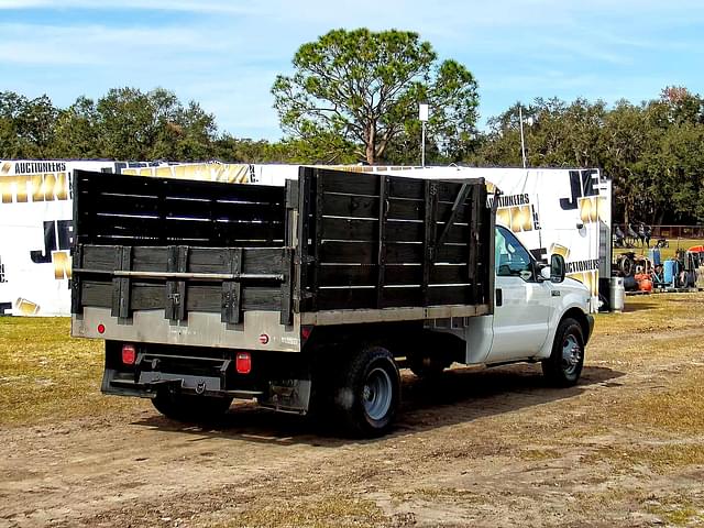 Image of Ford F-350 equipment image 4