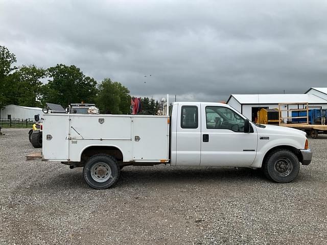 Image of Ford F-350 equipment image 2