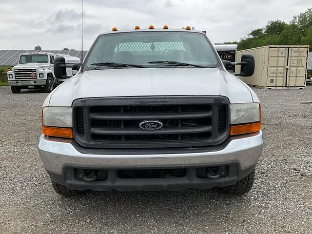 Image of Ford F-350 equipment image 3