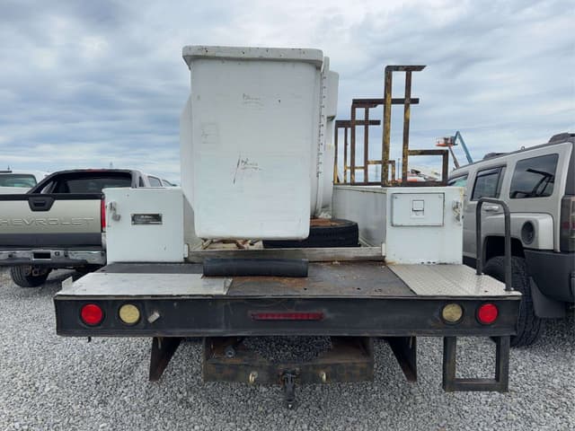 Image of Ford F-450 equipment image 4