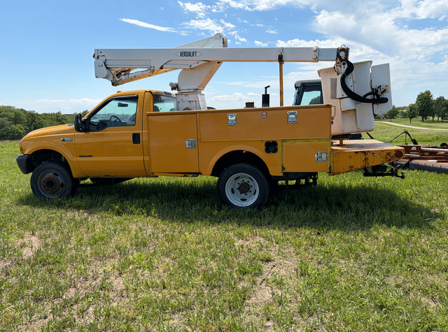 Image of Ford F-550 equipment image 2