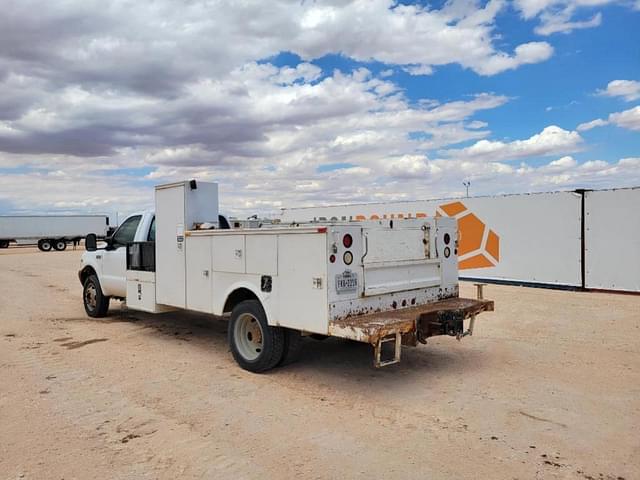 Image of Ford F-550 equipment image 2