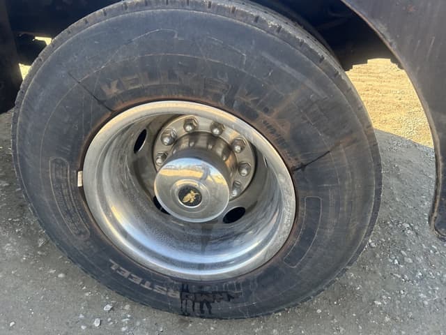 Image of Ford F-750 equipment image 4