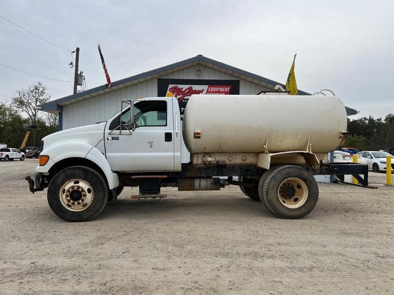 2000 Ford F-750 Equipment Image0