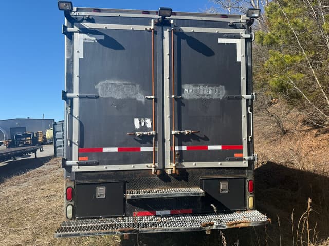 Image of Ford F-750 equipment image 3