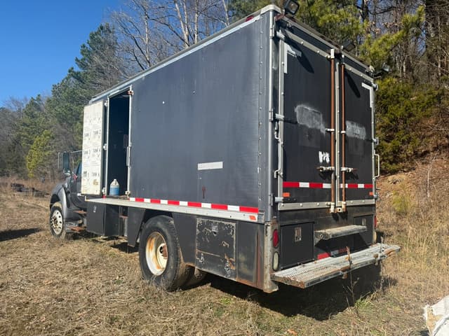Image of Ford F-750 equipment image 2