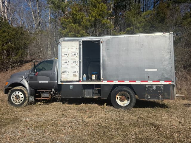 Image of Ford F-750 equipment image 1
