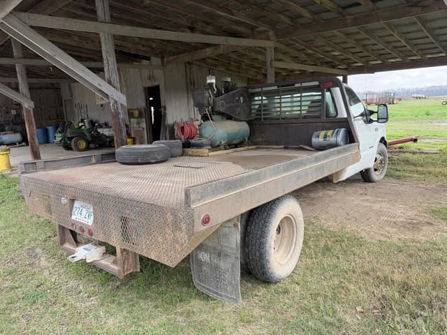 Image of Ford F-350 equipment image 2