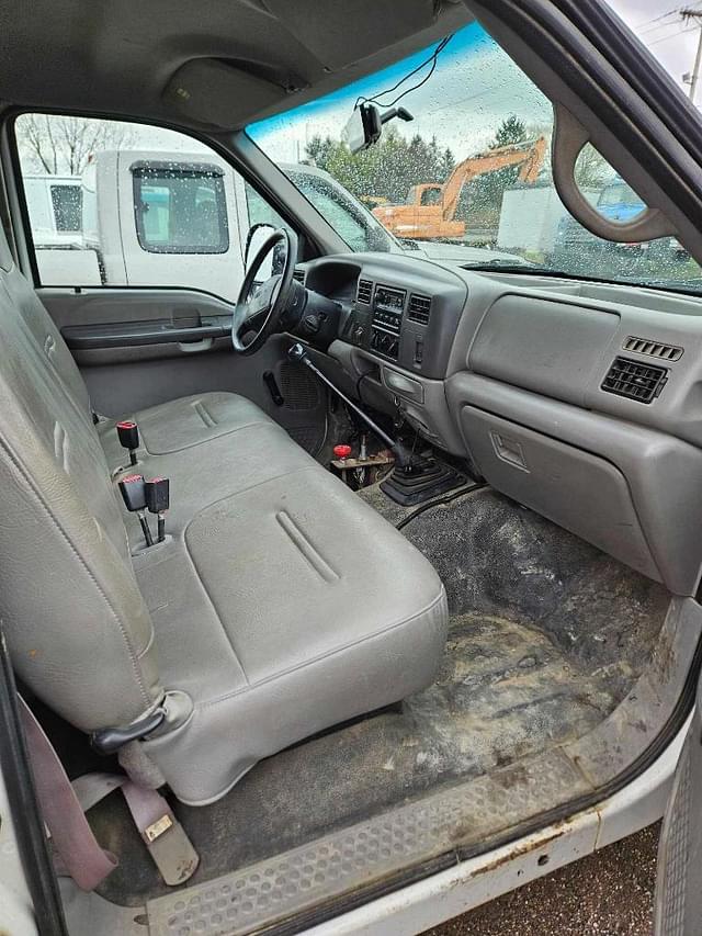 Image of Ford F-350 equipment image 3